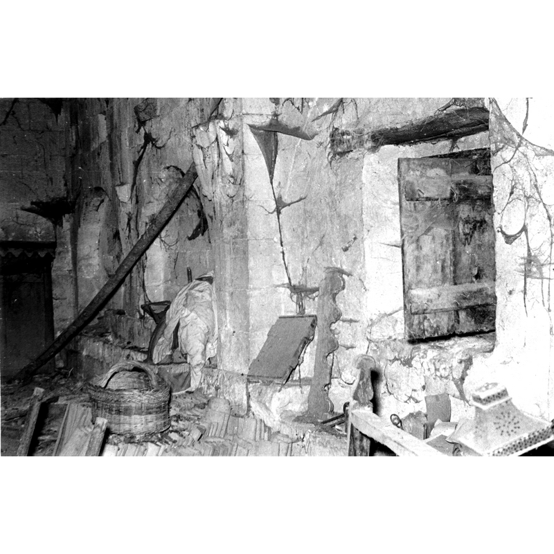 Source caption: "Vista del interior de la ermita de Nuestra Señora de Beolarra de Marquínez, muy descuidada y en estado ruinoso"