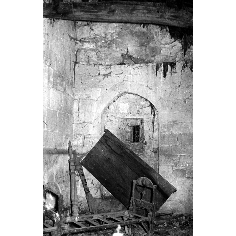 Source caption: "Vista del interior de la ermita de Nuestra Señora de Beolarra de Marquínez, de fábrica románica, cubierta de madera y bastante abandonada"