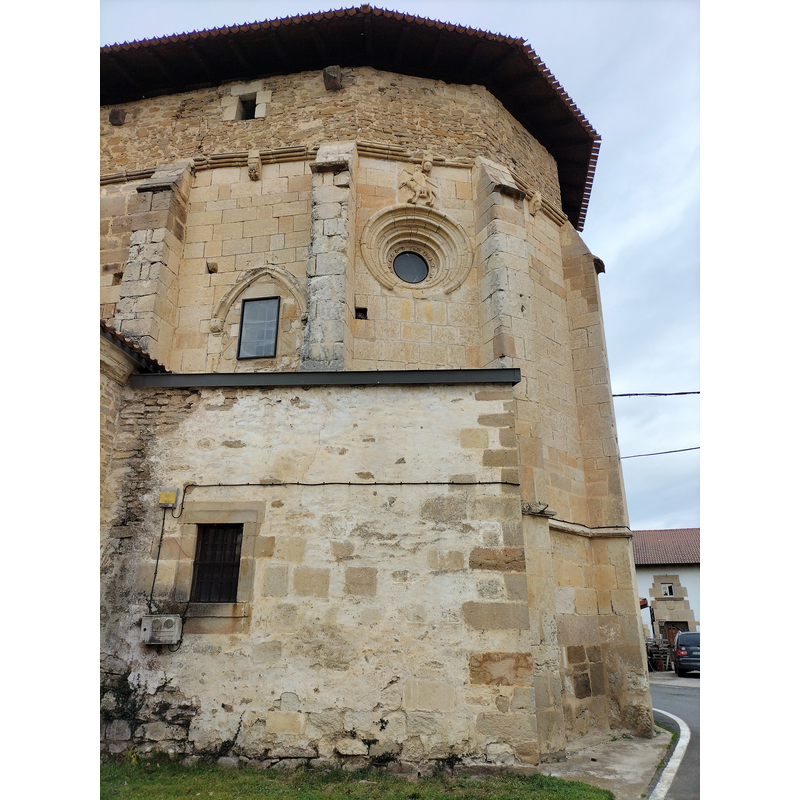 Source caption: "Oreitia - San Julian eta Santa Basilisa eliza - absidea"