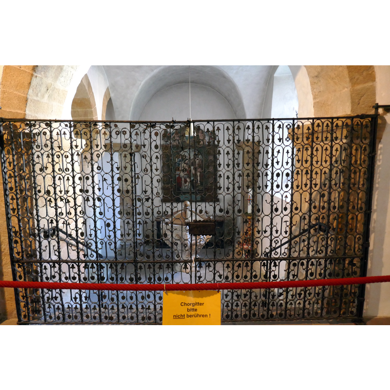 Source caption: "Chorgitter (Entstehungszeit um 1400) und Taufkapelle in der Stiftskirche Neuenheerse"