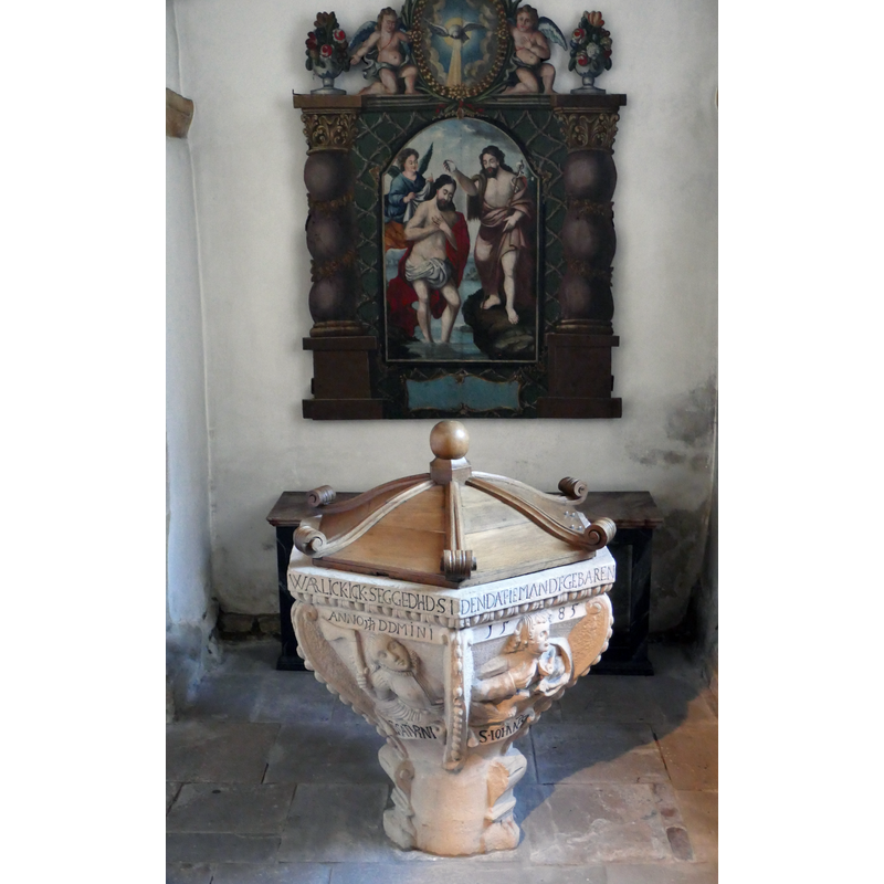 Source caption: "Taufstein von 1585 in der Stiftskirche in Neuenheerse; Meister: Simon von Gießen"