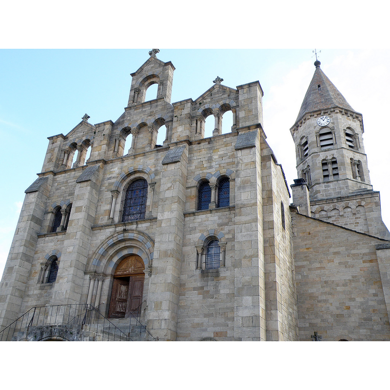 Source caption: "Saint-Julien-Chapteuil Église façade occidentale"