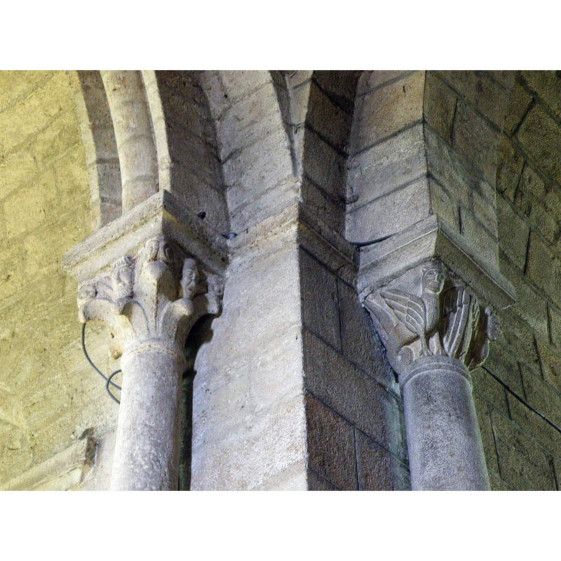 Source caption: "Église Saint-Julien, chapiteaux de la nef."