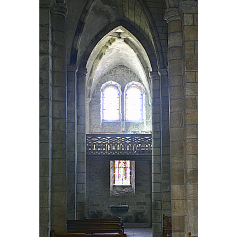 Source caption: "Bas-côté" -- a font or stoup is visible at the west end of the aisle
