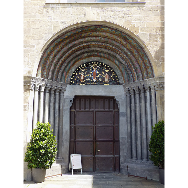 Source caption: "Eingangsportal Kathedrale St. Maria Himmelfahrt Chur"