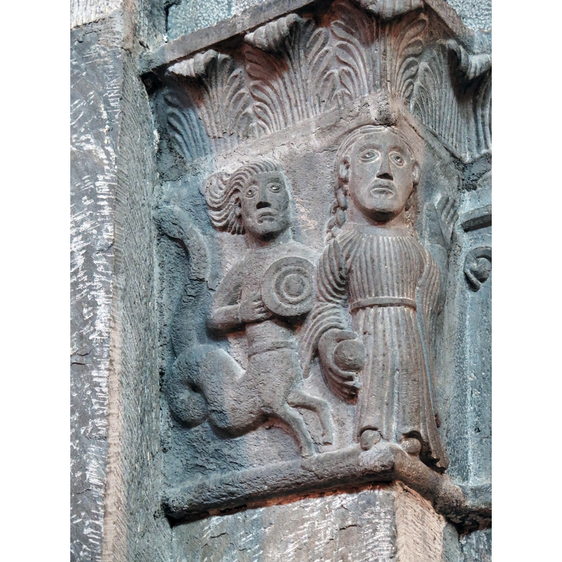Source caption: "Kapitell: Fabelwesen mit Rundschild und Frau mit Apfel (Eva). Kathedrale Chur, Säule auf der Nordseite des Langhauses gegenüber der Kanzel. 1. Hälfte 13. Jahrhundert."