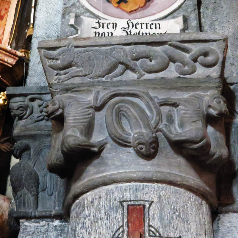 Source caption: "Kapitell: oben wolfartiges Ungeheuer mit Drachenschwanz, unten Schlange zwischen zwei Löwen. Kathedrale Chur, Säule auf der Südseite des Langhauses bei der Kanzel. 1. Hälfte 13."