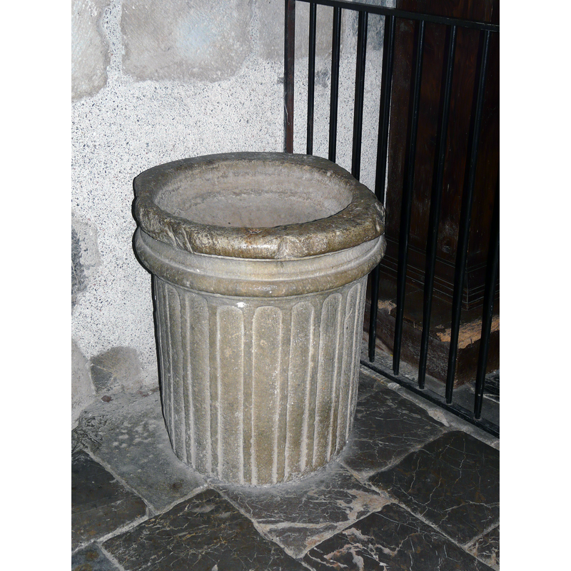 Source caption: "Bénitier de la cathédrale Notre-Dame, Saint-Bertrand-de-Comminges, Haute-Garonne,"