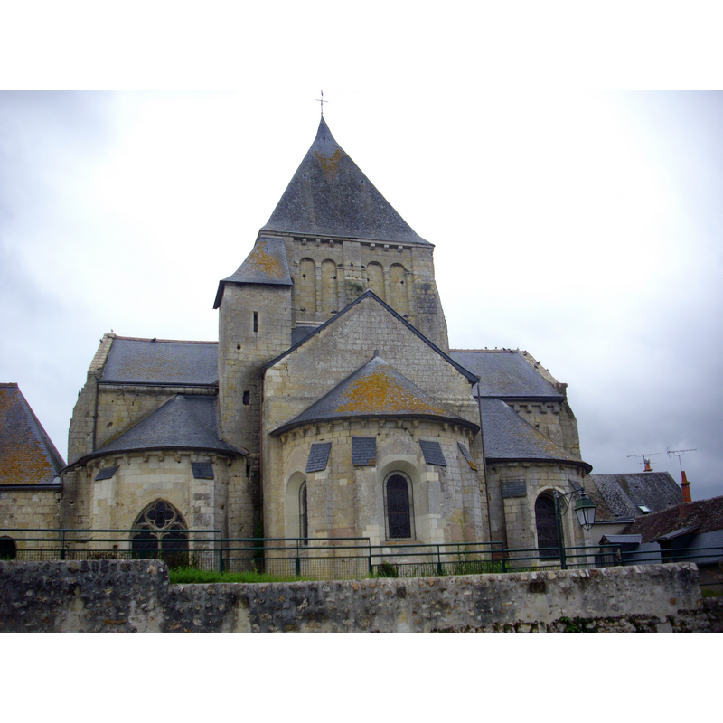 Source caption: "Église Saint-Étienne de Villandry (Indre-et-Loire), chevet vu des jardins du château"