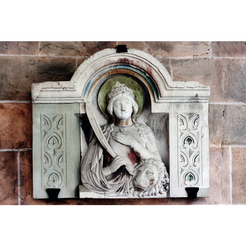 Source caption: "Relief der hl. Daria in der katholischen Pfarrkirche (Stiftskirche) St. Chrysanthus und Daria in Bad Münstereifel" -- St. Daria with the lion that protected her in the brothel (legend)