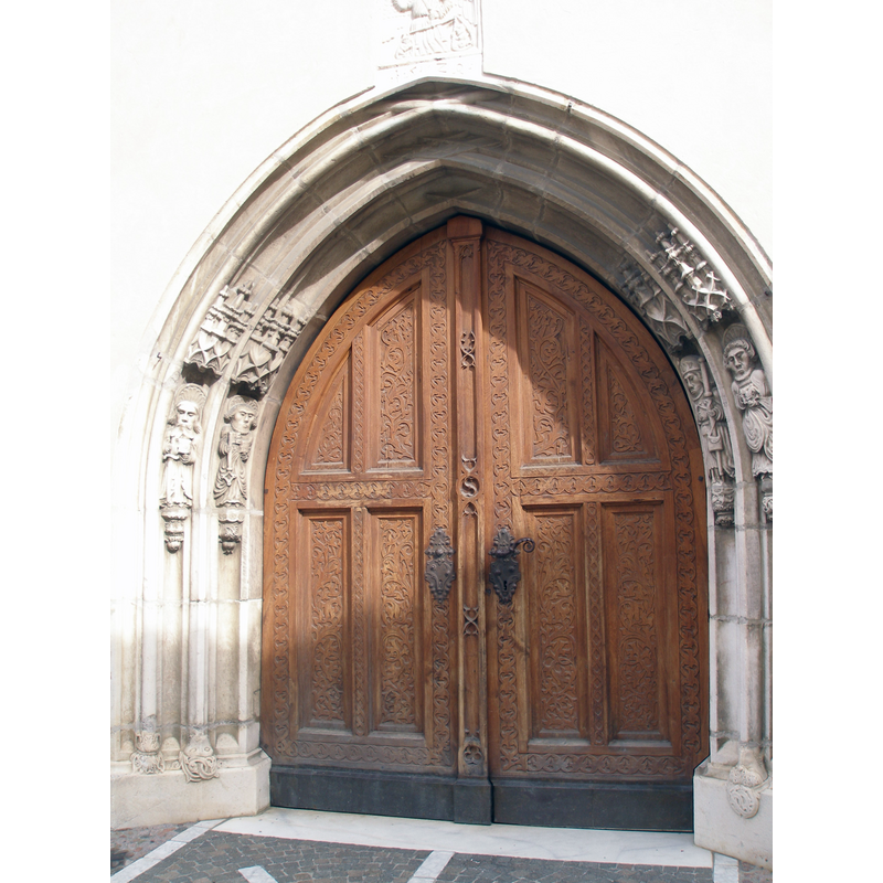 Source caption: "Portal der Pfarrkirche St. Peter and Paul in Latsch"