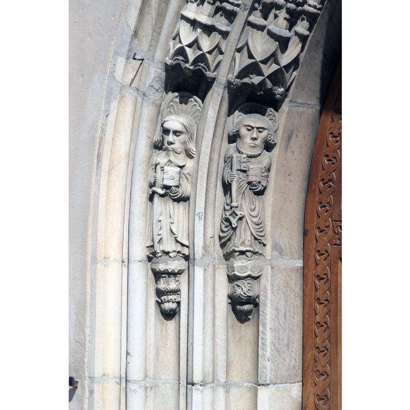 Source caption: "Portalfiguren an der Pfarrkirche St. Peter und Paul in Latsch (Südtirol)"