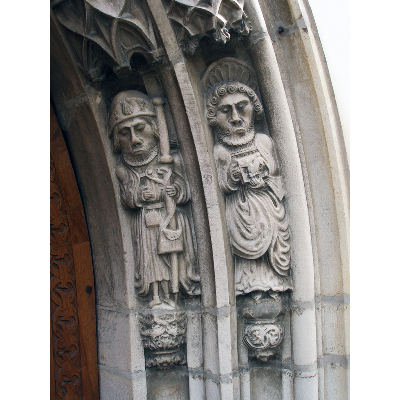Source caption: "Portal der Pfarrkirche St. Peter and Paul in Latsch"