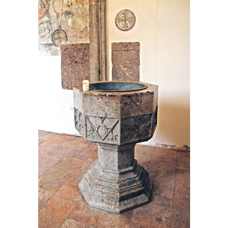 Source caption: "Taufstein in der Michaels- oder Hacklthurnkapelle an der kath. Pfarrkirche Mariä Himmelfahrt in Fügen (Zillertal)"