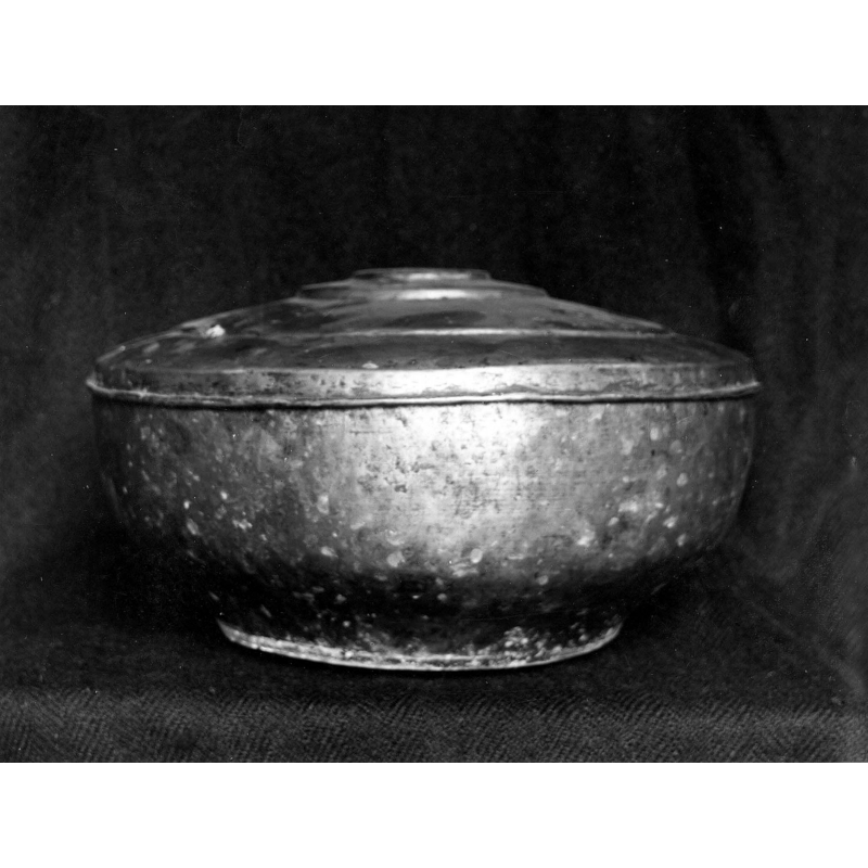 Source caption: "Cuve (int) avec couvercle daterait du XVIIIème (incertain), en laiton, la hauteur 13 cm et le diamètre 30cm." -- used inside the 1862 font made of oak