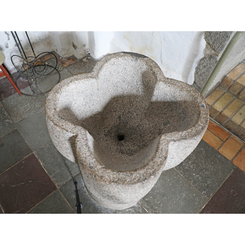 showing the centre drain hole
