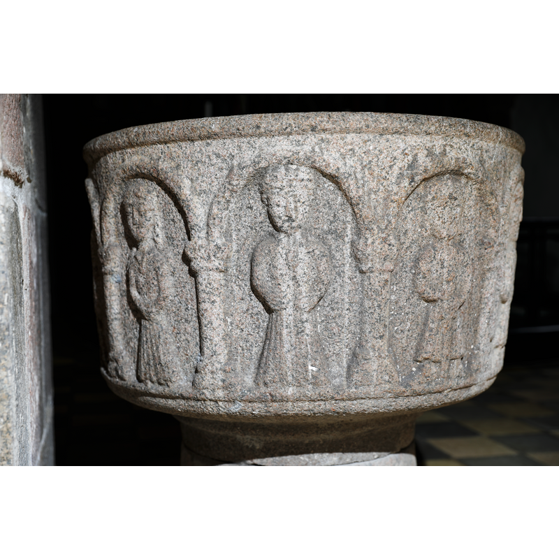 all around the basin sides, with well-defined capitals and bases
