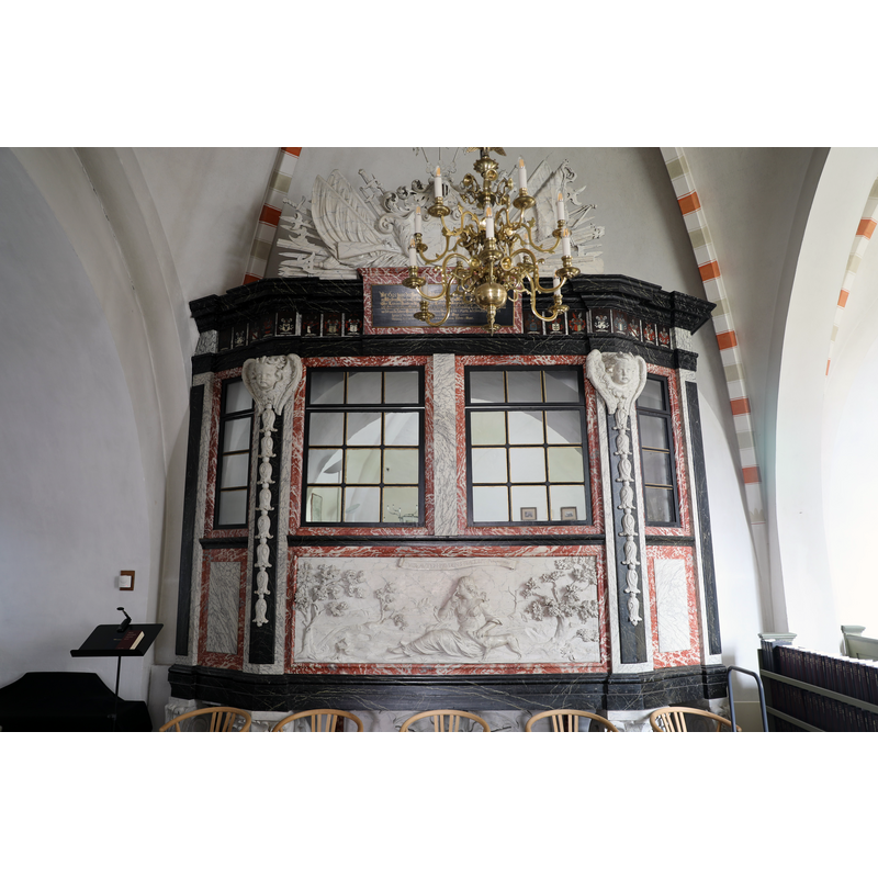 described in Danmarks Kirker as an enclosed pulpit ["lukket Pulpitur"] of 1695 on the north side of the nave