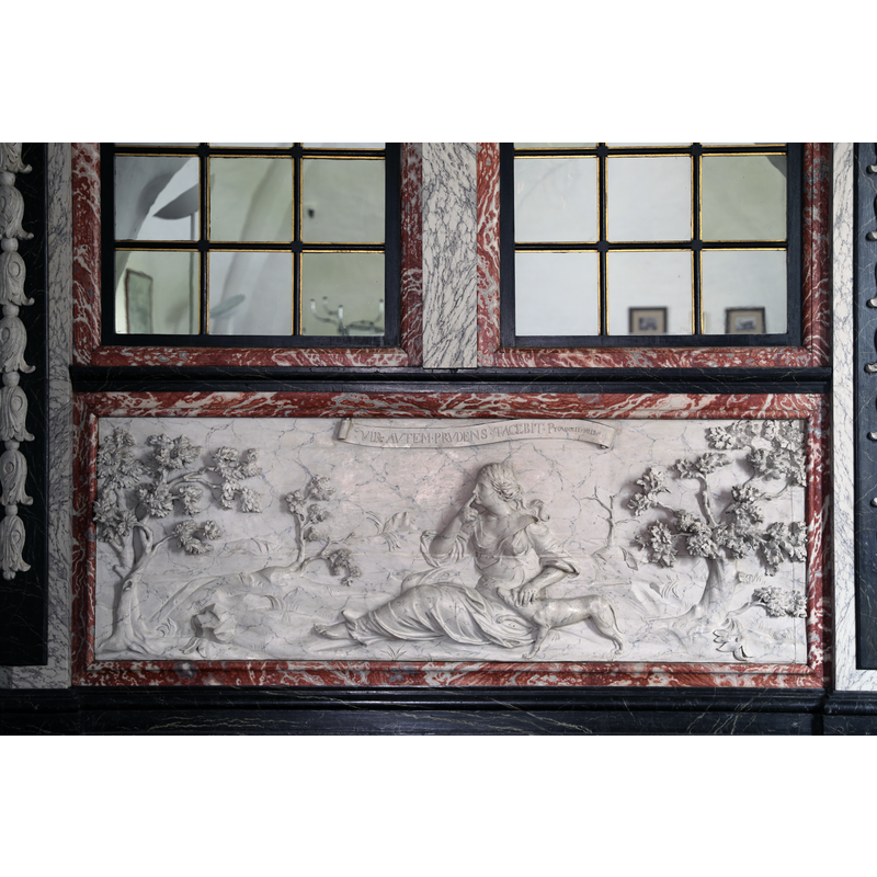 described in Danmarks Kirker as an enclosed pulpit ["lukket Pulpitur"] of 1695 on the north side of the nave