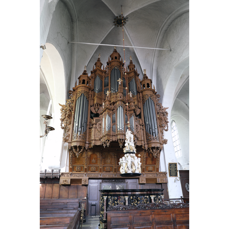 shwing the enormous organ and the font cover