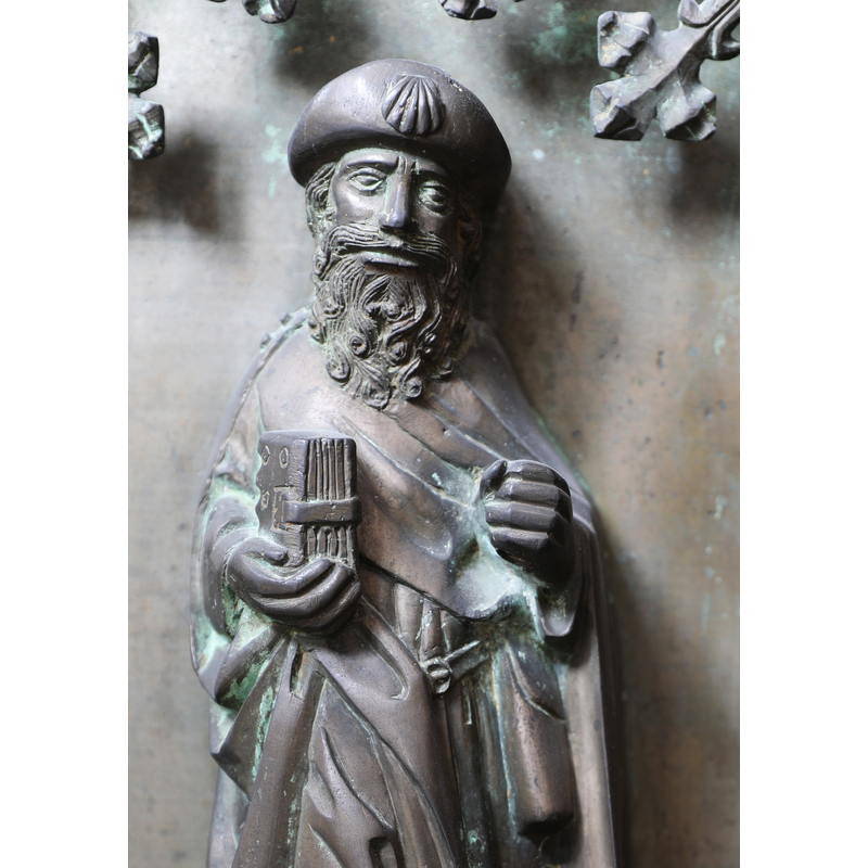 the staf is missing from his left hand