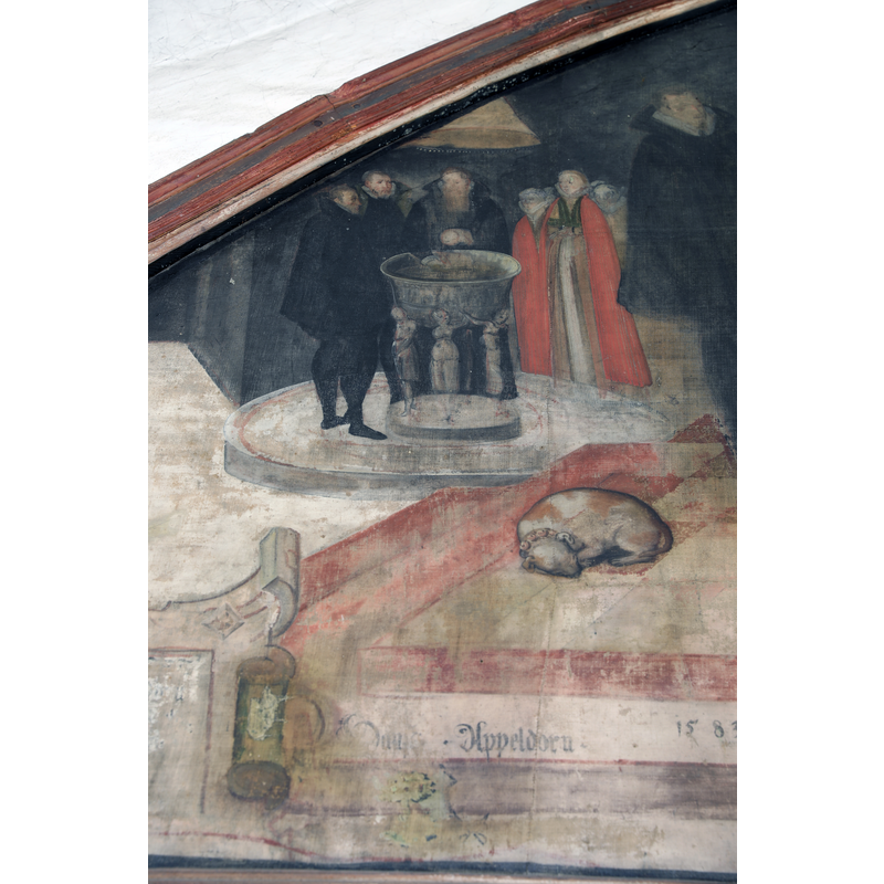 the painting is dated 1583 and includes on the left panel a baptismal scene using a bronze font, although the rendering makes it look quite different from the one in this church