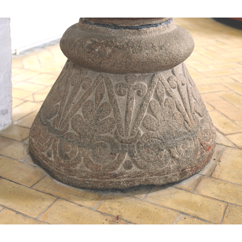 several trefoiled or fleur-de-lis on the sides