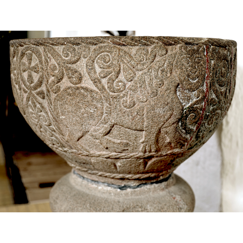 this one, from one of the two pairs, bearing a friendly smile, passant to the right