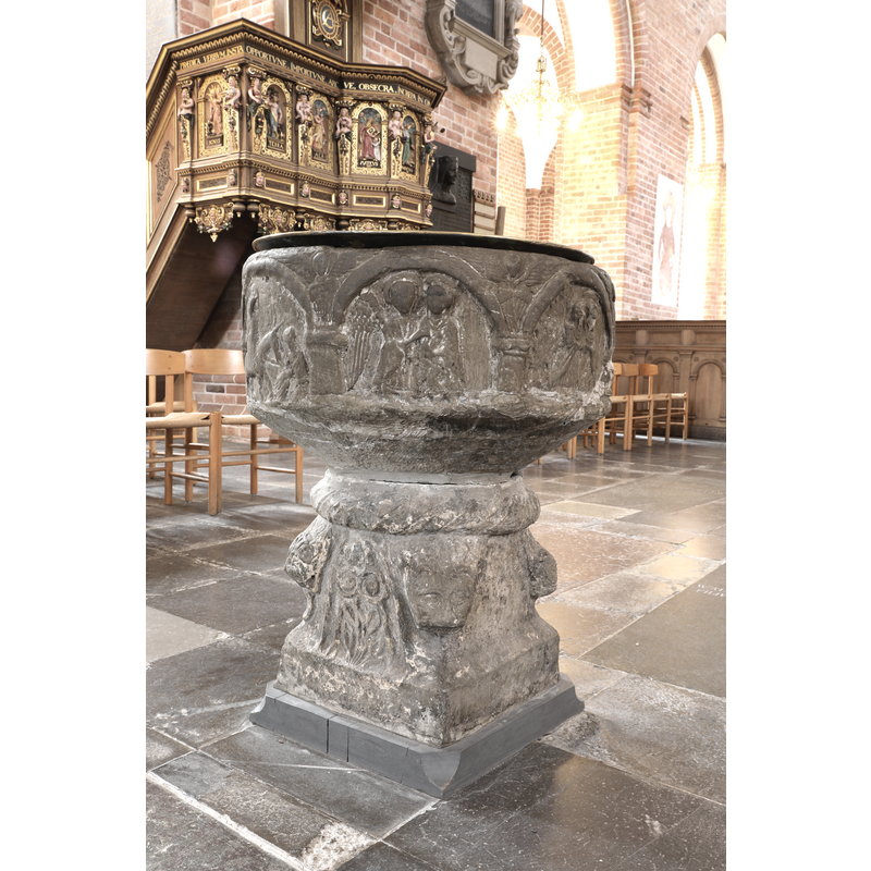 basin sides showing: Triumphal entry of Christ into Jerusalem --> Annunciation to Mary --> Visitation -- angels in the spandrels