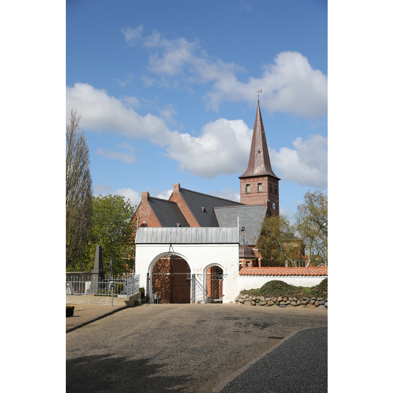 the new church: "Skive Kirke (Den røde kirke) er Skives "nye kirke". Den er opført i 1896-1898"