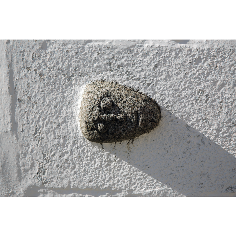Source caption: "In Tånum church porch's eastwall is there a relief ashlar with head / I Tånum Kirkes våbenhus' østmur ses en reliefkvader med hoved"