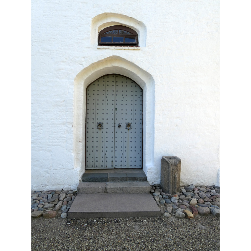 showing the disused piscina by the door