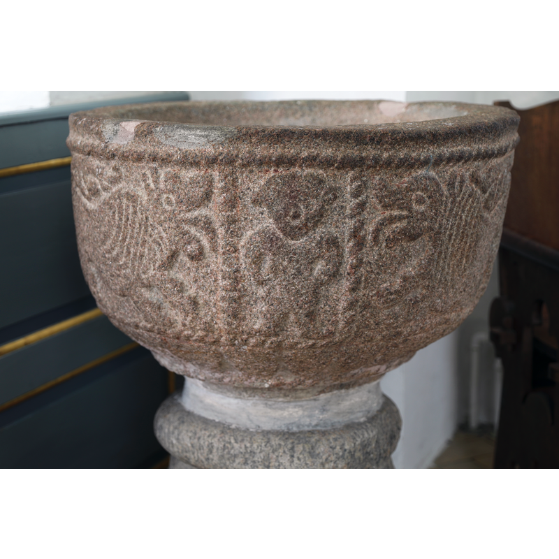 a very thin one, creating several quadrangular compartments around the basin side