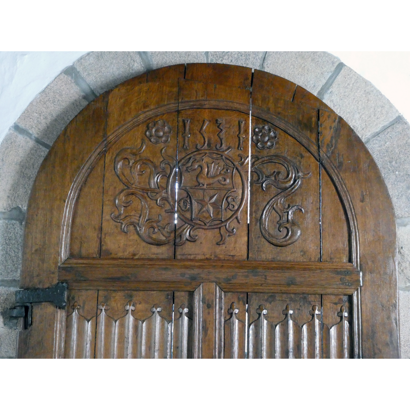 "Dørfløj [...] 1531, ifølge skåret årstal, våben [...] og initialer skænket af Århuskanniken Jørgen Samsing, død 1548" [source: DK]
