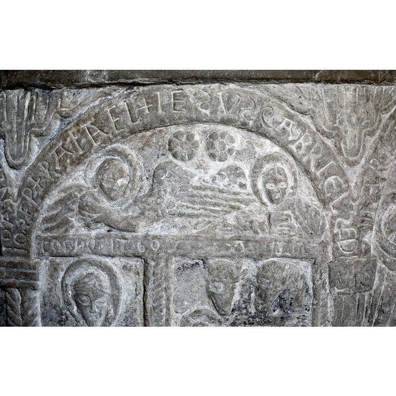 showing the upper half of the fist arch containing the Nativity scene: archangels Rafael (left) and Gabriel (right) identified in the inscription on the arch-heads; below are Joseph (left) and the animal pen (right)