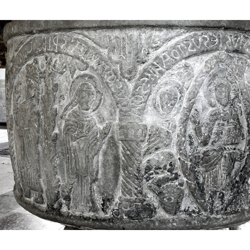 showing the Annunciation to Mary (left) and the Majestas Domini