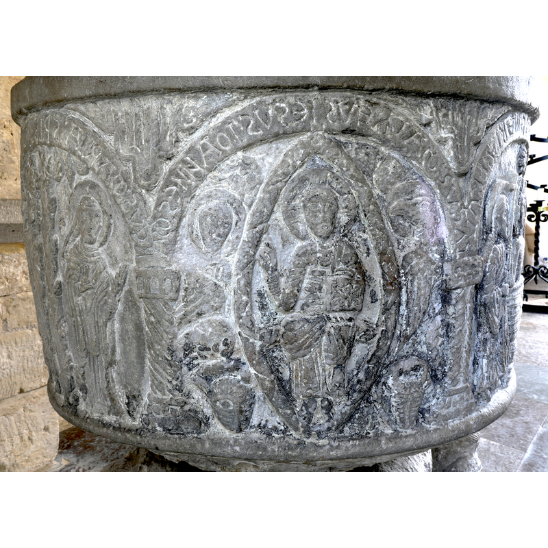 showing the Annunciation to Mary (left) and the Majestas Domini