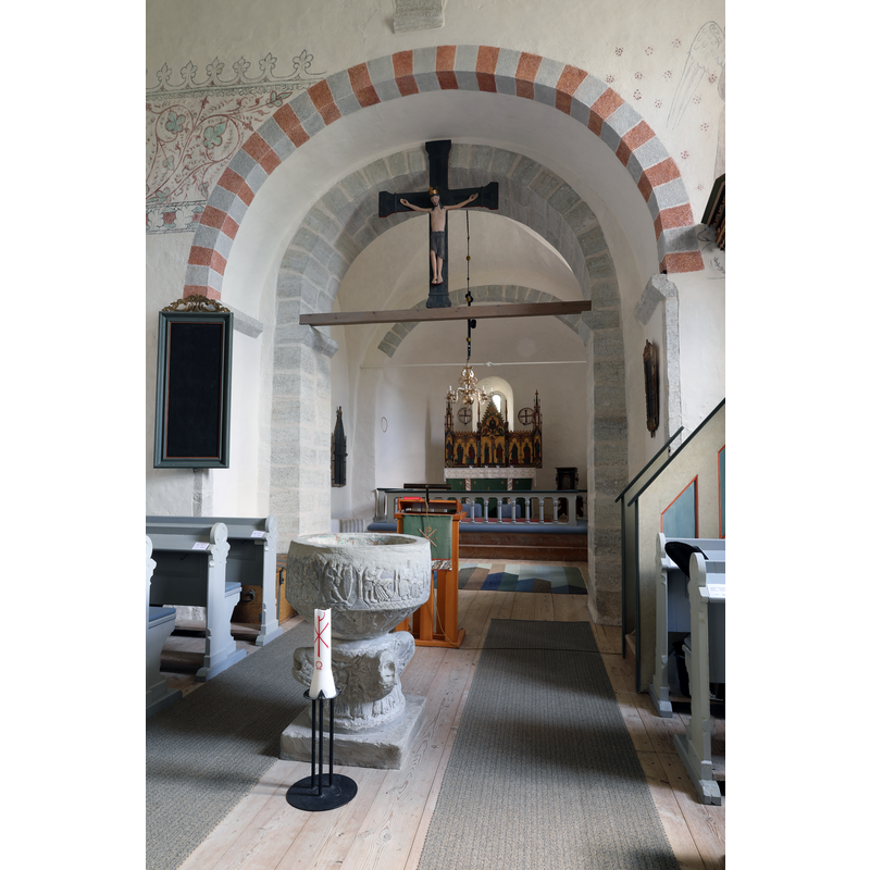 showing the font in the centre of the asile