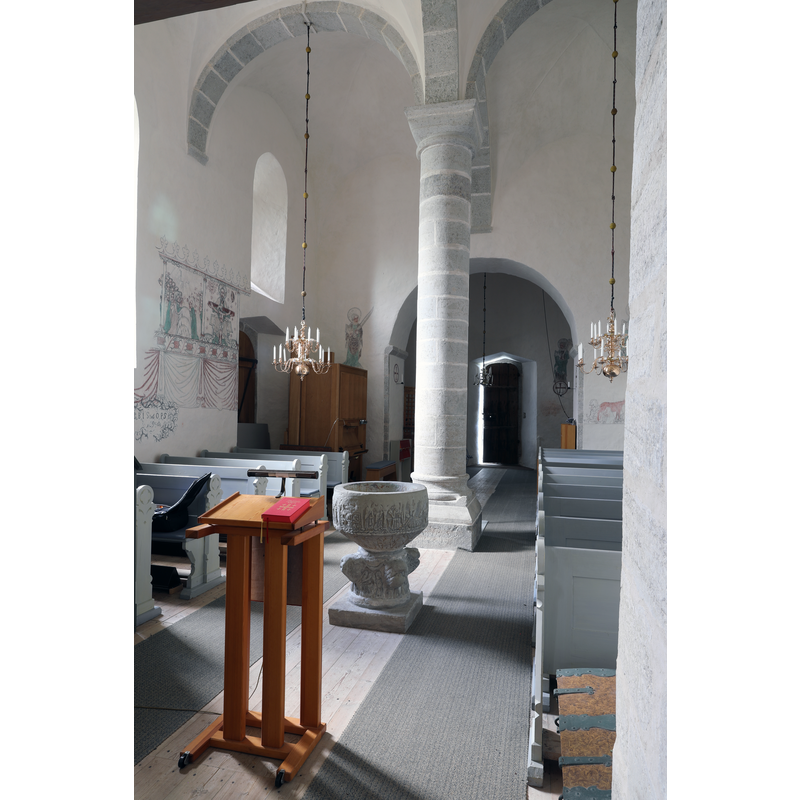 showing the font in the centre of the aisle