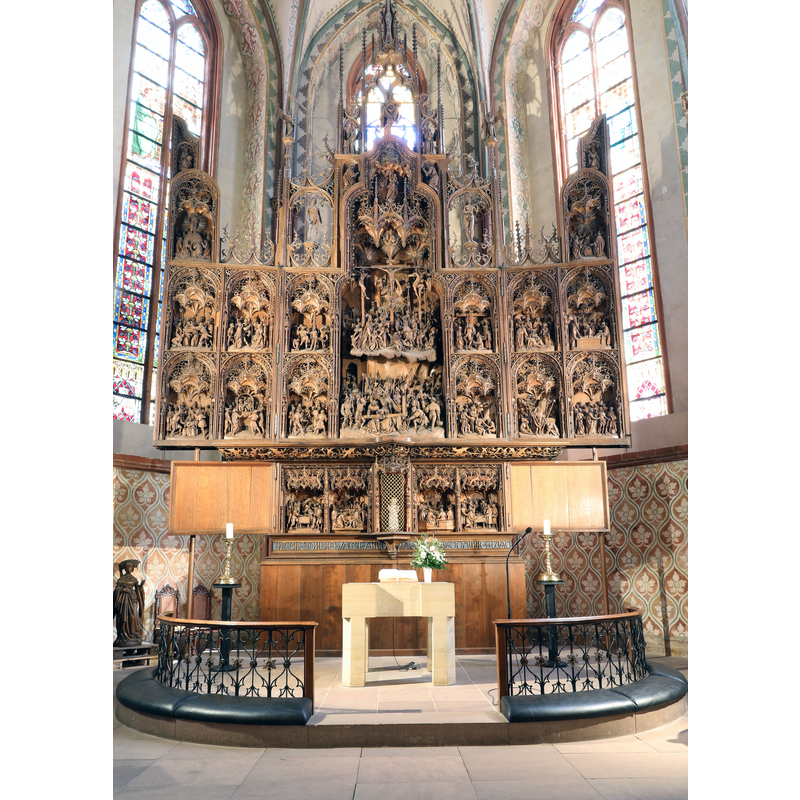 showing the main altar, the 16thC "Bordesholmer Altar" by 	Hans Brüggemann
