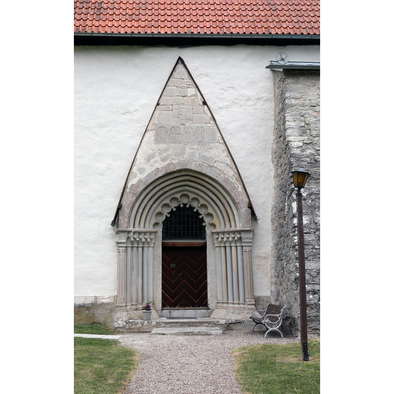 opening into the nave -- showing in the upper are carved stones originally from the Romanesque church that were incorporated into the Gothich church; they are characteristic of the Byzantios workshop of Gotland