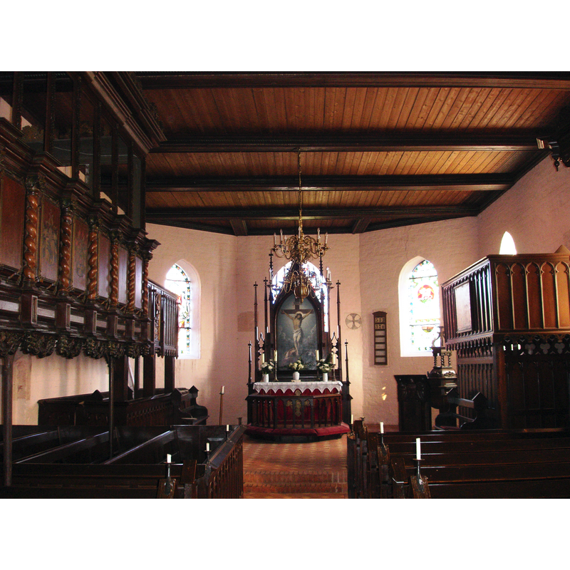 Source caption: "Kirche in Groß Brütz, Landkreis Nordwestmecklenburg, Mecklenburg-Vorpommern, Deutschland" -- showing the wooden font and cover by the right window of the chancel