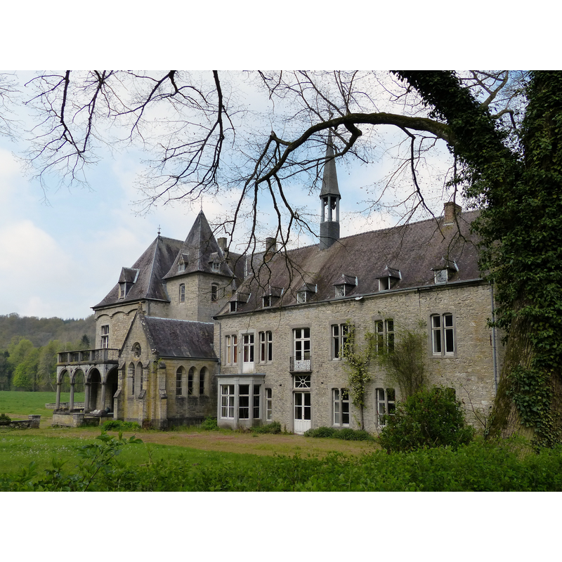 Source caption: "Chateau à Maredsous" [NB: the font originally from Le Favril, France, was moved to this location in Belgium [cf. FontNotes]]