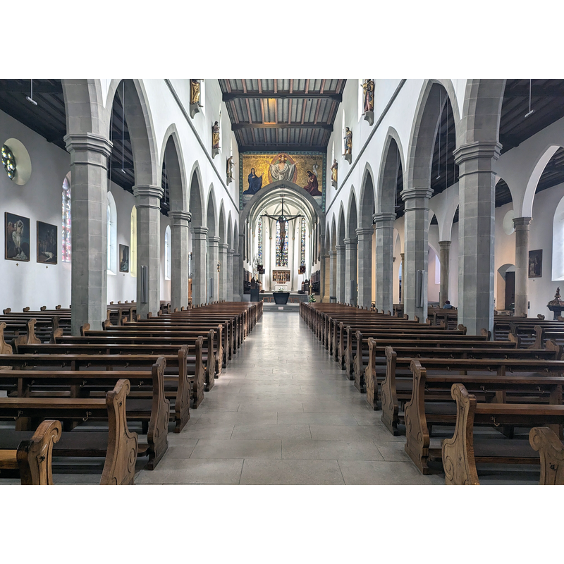 Source caption: "Katholische Pfarrkirche Liebfrauen Ravensburg, Baden-Württemberg, Deutschland" -- showing the font and cover partially on the extreme right side of the image, by the south doorway