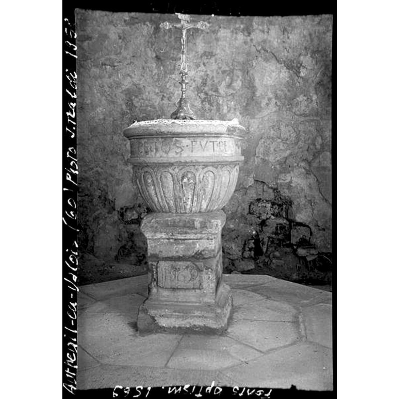 Source caption: "Autheuil-en-Valois. Eglise Saint-Martin. Intérieur : fonts baptismaux"