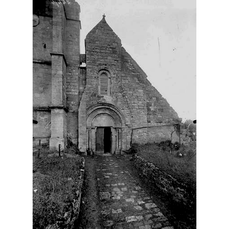 Source caption: "Autheuil-en-Valois, Oise, France. Eglise. Façade ouest, sans le clocher."