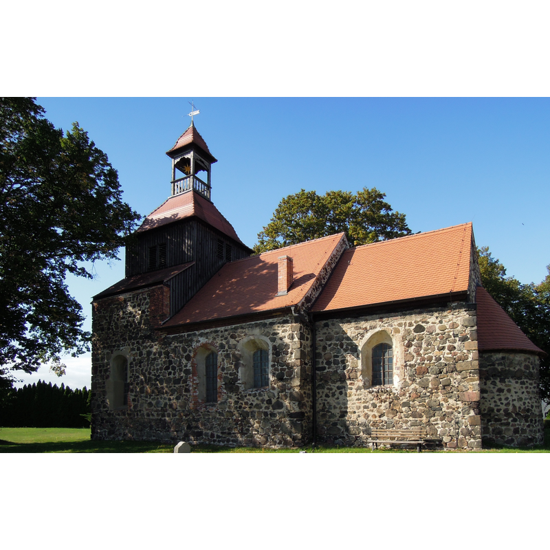 Source caption: "Kirche Gommlo -Südansicht mit eingezogenem Chor und halbrunder Apsis- Anfang September 2020"