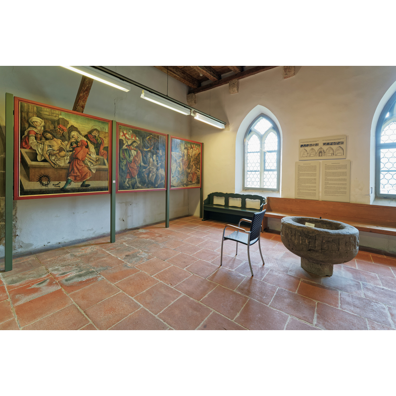 Source caption: "Rundgang durch das Rothenburg Museum." -- showng the medieval font from Windelbasch in the context of the museum at Rothenburg