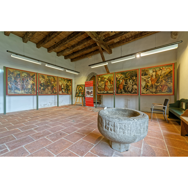 Source caption: "Rundgang durch das Rothenburg Museum." -- showng the medieval font from Windelbasch in the context of the museum at Rothenburg