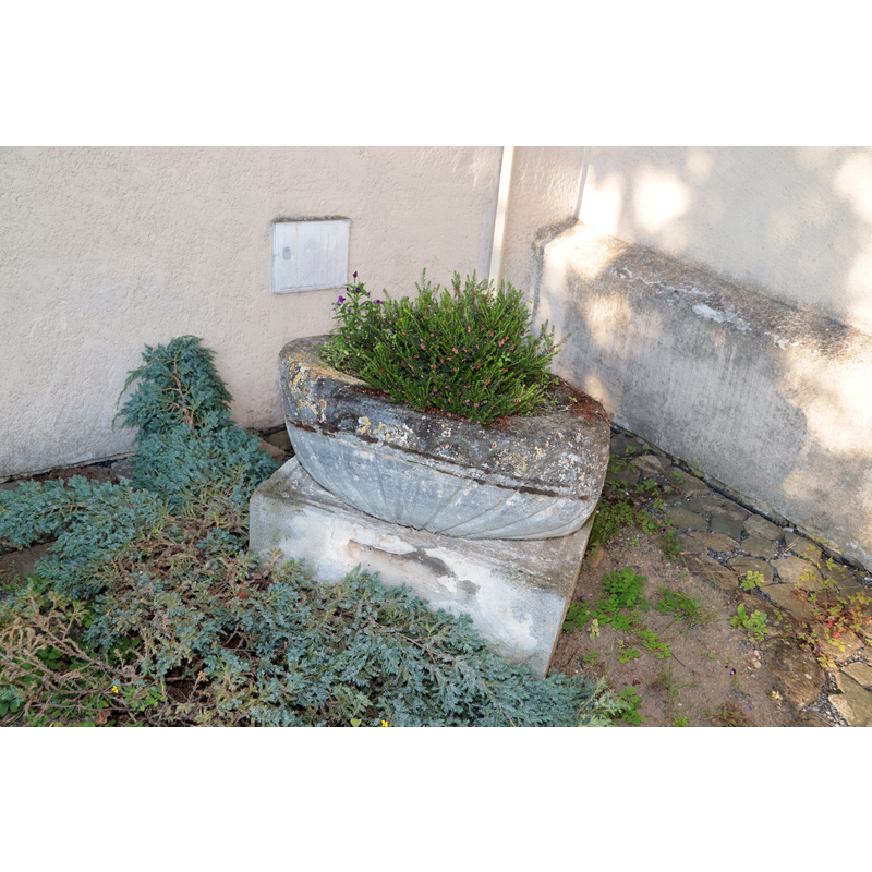 Source caption: "Celkový pohled na kamennou křtitelnici u kostela sv. Martina v Kralicích nad Oslavou, okr. Třebíč / Overview of stone baptismal font near church of Saint Martin in Kralice nad Oslavou, Třebíč District"
